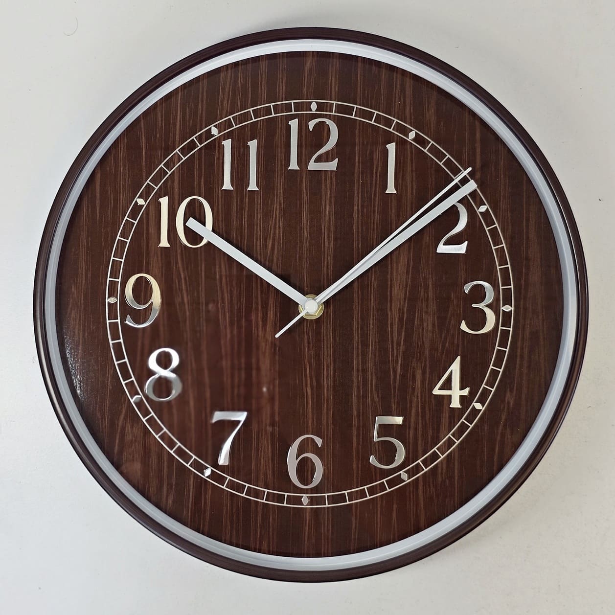 b0ySpi7BDmBucBc4C0ngWyIgPj7ryzzWYf4ZJb2u (1) (1) YW29-01 Wall Clock-Quartz Movement Silent Scanning 13-Inch Modern Wall Clock Silver, Simple Read, Used for Living Room, Bedroom Decoration (Daisy Square) - Image 1