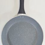 YW22-07 - 22cm aluminium extruded marble frying pan bottom black handle