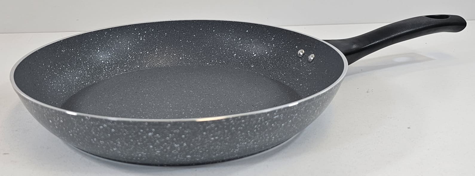 p83 (1) YW22-06 - RM01-R3 - RM01-R2 - 20cm aluminium extruded marble frying pan bottom black handle - Image 1